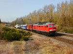 Die 233 219 mit einem Trafo am 02.04.2016 bei der Durchfahrt in Reuth b. Erbendorf.