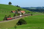 Allgäu wie aus dem Bilderbuch: Zwischen Oberstaufen und Röthenbach reiht sich ein schönes Fotomotiv an das nächste. Besonders beliebt ist die S-Kurve bei Heimhofen mit weitem Blick über die herrliche Landschaft und das für die Gegend typische Gehöft. Am erstem Tag der Arlbergsperre, dem 29. September 2014, wurde hier der umgeleitete EZ 45190 nach Buchs SG erwartet. Der wegen des vorangegangenen Wochenendes recht kurze Zug wurde von der 233 219 geführt.