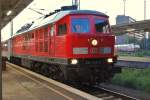 234 242-6 stellt am Abend des 10.10.2010 einen Schlafwagenzug im Bahnhof Berlin-Lichtenberg an den Bahnsteig. Mit ISO 1600, 1/13 Sek. und Blende 5.3 lie sich das gerade noch abbilden, aber die Ludmilla mit dem SVT im Hintergrund war mir den Versuch wert.