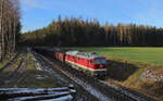 Lichtblick auf die 142 001 der EBS am Schrottzug nach Könitz. Konnte am 05.12.2025 im Einschnitt bei Pöllwitz mit Restschnee eingefangen werden. Die EBS war für das Stahlwerk Thüringen im Einsatz, da die 76 111 der SWT zur HU ist. 