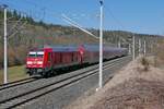 Zwischen Aulendorf und Mochenwangen zieht 245 037 am 01.03.2021 die Wagen des RE 5 / RE 4213, Stuttgart - Friedrichshafen, durch den Schussentobel bei Kilometer 163.8