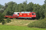 DB 245 021 fährt mit einem SyltShuttle-Autozug von Westerland nach Niebüll.