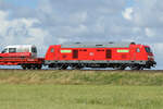 DB 245 023 fährt mit einem SyltShuttle-Autozug von Westerland nach Niebüll. Hinter der Lok steht oftmals ein kleiner Transporter der Firma als Werbung oder so. Mit 300mm Objektiv am 28.7.24 gelichtet.
