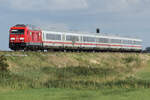 DB 245 024 fährt mit einem IC nach Westerland am 28.7.24.