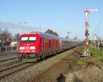 245 025 am 23.12.2024 mit IC 2311 bei der Einfahrt in den Bahnhof Niebüll.