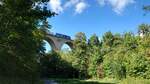 IC 2152 (Gera-Düsseldorf) auf dem 38,5m hohen Ilmviadukt in Weimar, auch Sechsbogenbrücke genannt.