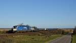 Ein Autozug der RDC nach Westerland verlässt den Hindenburgdamm und erreicht damit die Insel Sylt.