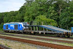 Der von der Diesellokomotive 247 909  Anne  gezogene SyltShuttle-Zug startet gerade in Niebüll seine Fahrt nach Sylt. Direkt hinter der Lokomotive ist ein Flachwagen mit Auffahrrampe der Gattung Rens angehängt. (Juni 2024)