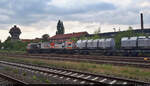 250 003-1 (V 330.6 | Bombardier DE-AC33C) tigert mit ihren Kalkkübelwagen durch den Bahnhof Aschersleben auf Gleis 7 Richtung Harz.
Aufgenommen von Bahnsteig 1.

🧰 Havelländische Eisenbahn AG (HVLE)
🕓 13.8.2021 | 19:24 Uhr

(Smartphone-Aufnahme)