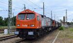 Havelländische Eisenbahn AG, Berlin-Spandau (HVLE) mit dem Tiger  V330.5  (NVR:  92 80 1250 008-0 D-HVLE ) und einem Ganzzug VTG Selbstentladewagen am 03.07.24 Höhe Bahnhof Ruhland.
