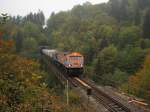 V300.1 (ex 250 002) der HVLE mit Kalkzug auf dem Kreuztal-Viadukt in Neuwerk (14.10.2006)