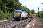 Durchfahrt am 28.08.2015 von Vossloh/HLG DE2700-06 (251 006-3) mit einem Bauzug von Spitzke in Etterzhausen in Richtung Nürnberg.