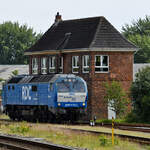 Anfang Juni 2024 konnte ich Diesellokomotive DE2700-02  Carmela  - hier bereits solo unterwegs - am Bahnhof in Niebüll beim Rangieren beobachten.