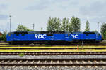 Anfang Juni 2024 wartete die beiden RDC-Diesellokomotiven DE2700-02  Carmela  und DE2700-07  Cindy  am Bahnhof in Niebüll auf den nächsten Einsatz.