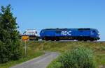 Am 28.06.2024 passiert die RDC-251 002-2 den Ortseingang von Morsum auf Sylt