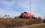 DB 261 070-7 rangierte am 07.03.2025 Containertragwagen im DUSS-Terminal Erfurt-Vieselbach.