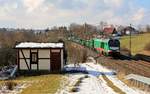 264 005-0 [92 80 1264 005-0 D-TRG] Starkenberger Güterlogistik GmbH, mit einem Abraumzug zu sehen am 13.02.18 in Jößnitz/V. 