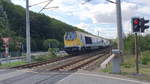 Eine Maxima 40 CC zieht einen Güterzug auf der Saalbahn in Richtung Jena.