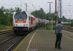 Der Fotograf Frank bei der Arbeit am 09.08., ebenso wie die beiden netten Kollegen auf der Lok, als sie mit ihrer 264 012 der HVLE und einem Heizlzug nach Magdeburg in den Bahnhof Biederitz zum