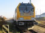 Am 3.November 2015 stand die SGL-Maxima V 500.17 im Bahnhof Neubrandenburg abgestellt. Dort wurde, ein von ihr gebrachter, Eanoszug entladen. Aufgenommen habe ich das Bild vom Weg neben dem Gleis am ehemaligen Containerbahnhof in Neubrandenburg. 