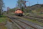 Nachdem 265 303-8 der Northrail die erste Wagengruppe vom Ladegleis in den Bahnhof gezogen hatte, befindet sich die Lok hier auf der ersten von zwei Rangierfahrten, um an die zweite Wagengruppe ankuppeln zu können. Bahnhof Roßberg, 21.04.2023