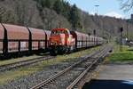 Von der Beladung kommend zieht 265 303-8 der Northrail die erste Wagengruppe des  Roßberger Kieszuges  in den Bahnhof Roßberg (21.04.2023)