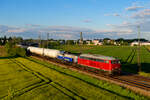 215 001 IGE und 265 499 Northrail/IGE mit einem Kesselwagenzug im schönen Abendlicht bei der Durchfahrt in Neustadt (Donau), 29.05.2021