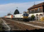 Die 247 058 mit einem Containerzug am 08.11.2013 bei der Durchfahrt in Pirach.