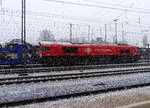 Die Class 66 PB03   Mireille  von Crossrail steht in Aachen-West mit einem Fiat-Autozug ausTychy(PL) nach Antwerpen(B) und wartet auf die Abfahrt nach Belgien. 
Aufgenommen vom Bahnsteig in Aachen-West. 
Bei dichtem Schneefall am Kalten Morgen vom 22.3.2018.