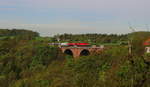 Zementleerzug mit der 143 020  608  und der neu rot lackierten Class überfährt zu diesem Zeitpunkt gerade die Elstertalbrücke bei Jocketa.