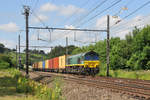 Mit einem langen Containerzug am Haken fährt 266 066-0 von Crossrail durch Bassenge Richtung Visé und Aachen-West.