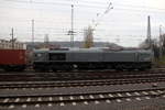 Die Class 66 DE6307 von Crossrail  fährt mit viel Dieselpower mit einem Güterzug aus Antwerpen-Krommenhoek(B) nach Germersheim(D) und fährt in Richtung Aachen-Schanz,Aachen-Hbf,Aachen-Rothe-Erde,Stolberg-Hbf(Rheinland)Eschweiler-Hbf,Langerwehe,Düren,Merzenich,Buir,Horrem,Kerpen-Köln-Ehrenfeld,Köln-West,Köln-Süd. Aufgenommen vom Bahnsteig von Aachen-West. 
Bei Wolken am Kalten Nachmittag vom 21.11.2018.