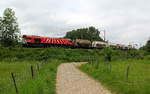 Die Class 66 DE6301  Debora  von Crossrail kommt mit viel Dieselpower die Gemmenicher-Rampe hochgefahren aus Richtung Aachen-West in Richtung Montzen/Belgien mit einem langen Silozug aus Augsburg (D) nach Herentals(B) und fährt gleich in den Gemmenicher-Tunnel hinein. Aufgenommen von einem Weg in Reinartzkehl. 
Bei schönem Frühlingswetter am 30.5.2019.