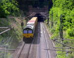 Die Class 66 PB14 von Crossrail kommt aus dem Gemmenicher-Tunnel mit einem langen MSC-Containerzug aus Antwerpen-Krommenhoek(B) nach Germersheim(D) und fährt nach Aachen-West und rollt die