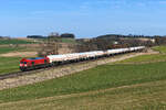 Eine etwas fahrzeugorientiertere Version der 266 442 mit ihrem Gaskesselzug von Mühldorf nach München Nord am 18. März 2023 bei Niedergeislbach. Hätten alle Class 66/77 von ECR eine verkehrsrote Lackierung erhalten, dann wäre der Loktyp bei Eisenbahnfreunden meiner Meinung nach nicht so unbeliebt. Die Maschinen sind mit ihrem englischen Lichtraumprofil und der robusten Technik durchaus einzigartig in der deutschen Eisenbahnwelt.  