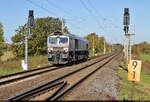 Unmittelbar vor der Saalebrücke bei Schkopau brummt 266 061-1 (DE 61 | EMD JT42CWR) als Tfzf Richtung Merseburg Hbf.