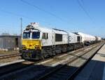 Euro Cargo Rail  Class 66, 266 445-6 ( 9280 1266 445-6 D-DB ) wartet mit einem kurzen Kesselwagenzug auf grünes Licht in Landshut am 2.3.2025