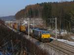 DLC DE6307 mit einem Containerzug auf der langen Geraden im Wald bei Moresnet-Chapelle zwischen dem Gemmenicher Tunnel und Montzen.