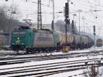 185 543-6 von Rail4Chem mit  Transpetrol  Werbung und einem Kesselzug am Haken am 12.02.2010 bei der Ausfahrt in Aachen West Richtung Kln. Auf dem rechten Nachbargleis wartet eine Class66 von DLC mit einem Containerzug darauf nach Belgien fahren zu knnen.  