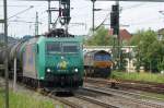 185 549-3 der Rail4Chem mit einen Kesslzug und links eine Claas 66 von CBRail PB 13 in Eisenach am 09.06.2010