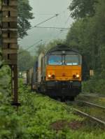 Von Belgien kommend rollt am 09.09.2011 Class66 DE6306 von Crossrail mit einem Containerzug am Haken durch die dunstige  grne Hlle  am Gemmenicher Weg die Rampe nach Aachen West runter.