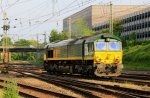 Die Class 66 PB01 von der Rurtalbahn rangiert in Aachen-West bei Sommerwetter am 24.5.2012