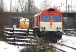 Die Class 66 DE6302  Federica  von Crossrail steht im Schnee in Aachen-West und  der Lokfhrer startet den Motor am 18.1.2013.