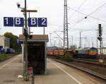Die Class 66 513-8 von Railtraxx  fährt mit einem langen Containerzug aus Frenkendorf(CH) nach Antwerpen-Angola(B) bei der Ausfahrt aus Aachen-West in Richtung Montzen/Belgien. 
Aufgenommen vom Bahnsteig in Aachen-West bei Sonne und Wolken am Mittag vom 12.10.2014.