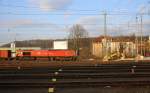 Die Class 66 DE6312  Alix  von Crossrail  fährt mit viel Qualm mit einem langen Containerzug aus Milano(I) nach Zeebrugge-Ramskapelle(B) bei der Ausfahrt aus Aachen-West und fährt in