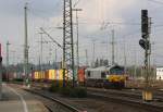 Die Class 66 266 035-5 von Railtraxx steht mit Motor aus in Aachen-West mit langen Containerzug und wartet auf die Abfahrt nach Belgien.
Aufgenommen vom Bahnsteig in Aachen-West.
Bei Sonne und Regenwolken am Mittag vom 18.10.2015.