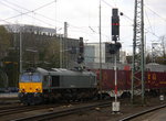 Die Class 66 DE6307 von DLC Railways  kommt aus Richtung Köln,Aachen-Hbf,Aachen-Schanz mit einem langen Continerzug aus Milano(I) nach Zeebrugge-Ramskapelle(B) und fährt in Aachen-West ein.