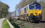 Die Class 66 DE6309 von DLC Railways kommt die Gemmenicher-Rampe herunter nach Aachen-West mit einem langen LKW-Walter-Zug aus Genk-Goederen(B) nach Novara(I) Aufgenommen an der Montzenroute am Gemmenicher-Weg. 
Bei schönem Frühlingswetter am 9.4.2016.