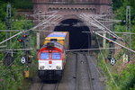 Die Class 66 DE6310  Griet  von Crossrail kommt aus dem Gemmenicher-Tunnel raus mit einem Containerzug aus Zeebrugge(B) nach Milano(I)  und fährt nach Aachen-West und rollt die Gemmenicher-Rampe