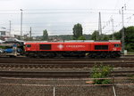 Die Class 66 PB12  Marleen  von Crossrail fährt mit viel Dieselpower mit einem Hyundai-Autozug von Aachen-West nach Belgien bei der Ausfahrt aus Aachen-West und fährt in Richtung